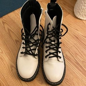 SINCERELY JULES White Boots size 8.5, EUC